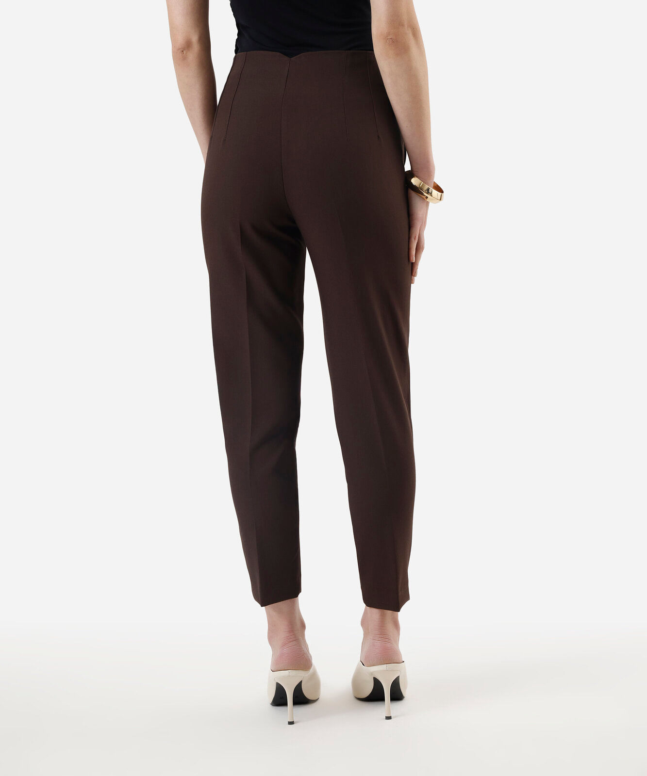 calça de alfaiataria reta feminina com pences marrom