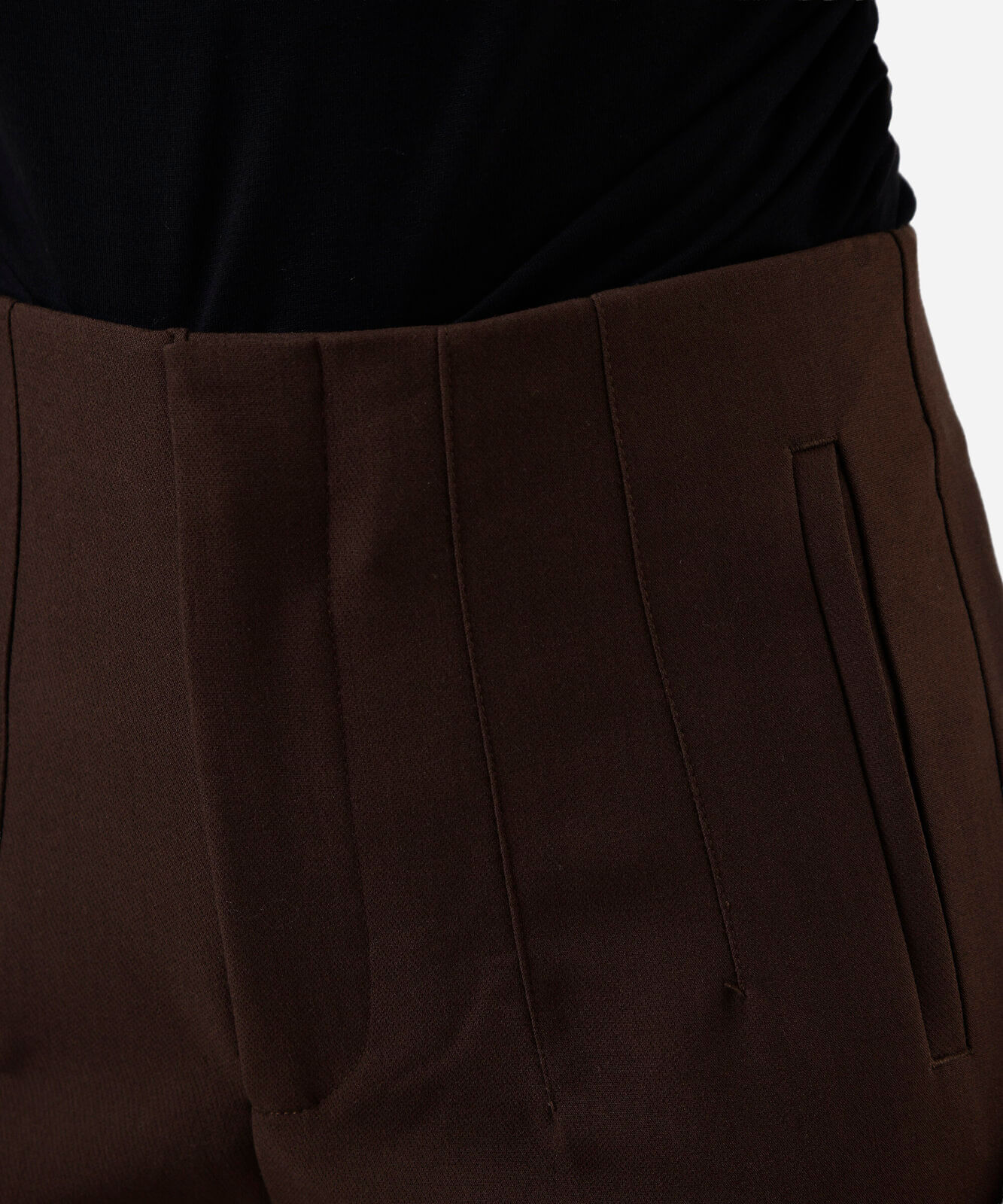 calça de alfaiataria reta feminina com pences marrom