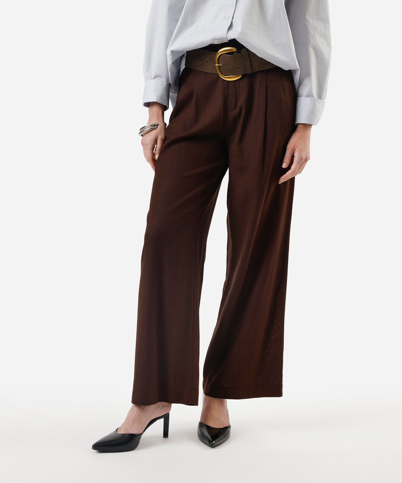 calça wide leg de alfaiataria feminina com linho e pregas marrom