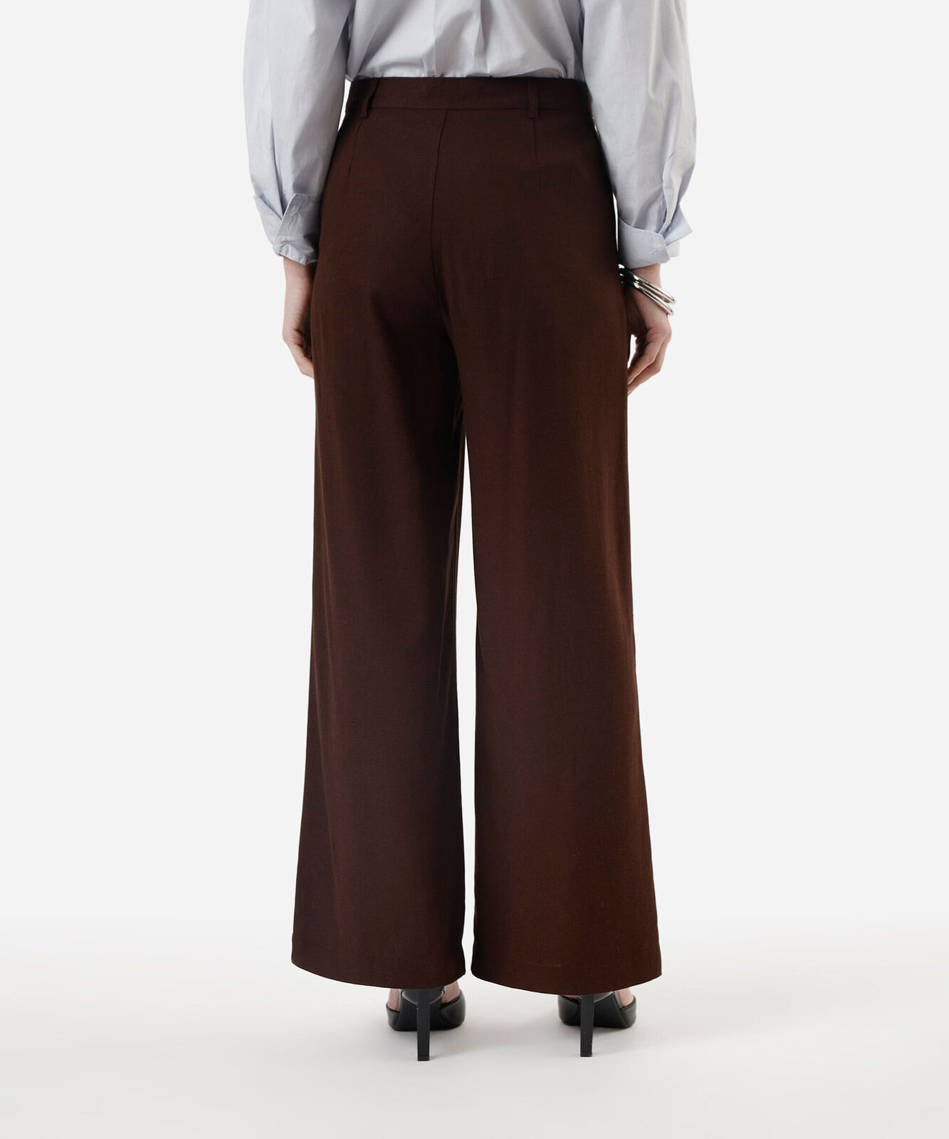 calça wide leg de alfaiataria feminina com linho e pregas marrom