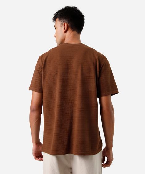 camiseta masculina listrada marrom