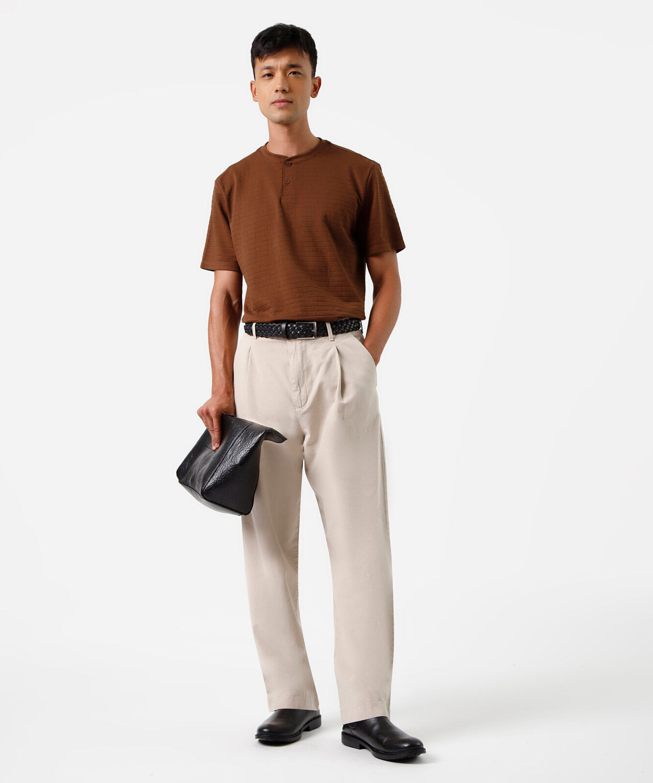 camiseta masculina listrada marrom