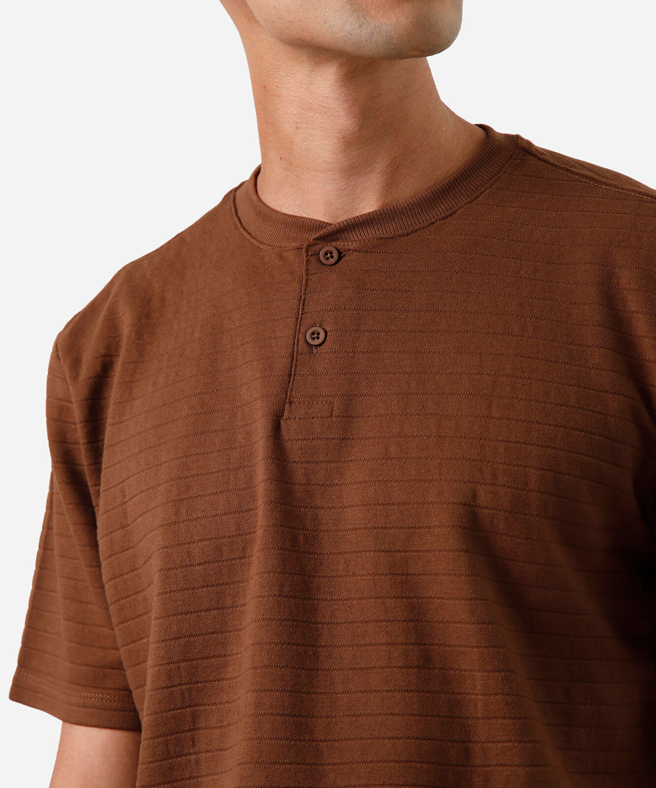 camiseta masculina listrada marrom
