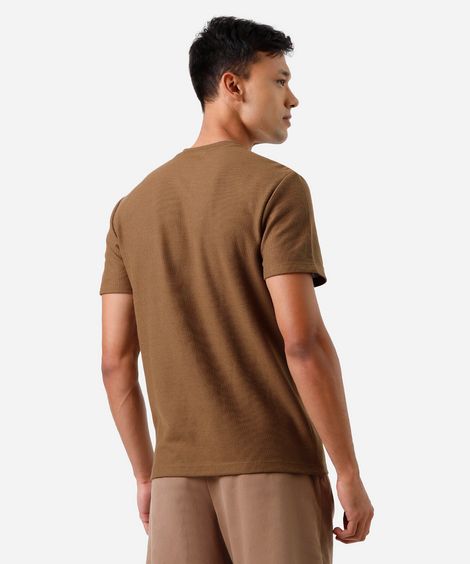 camiseta de algodão texturizada manga curta marrom