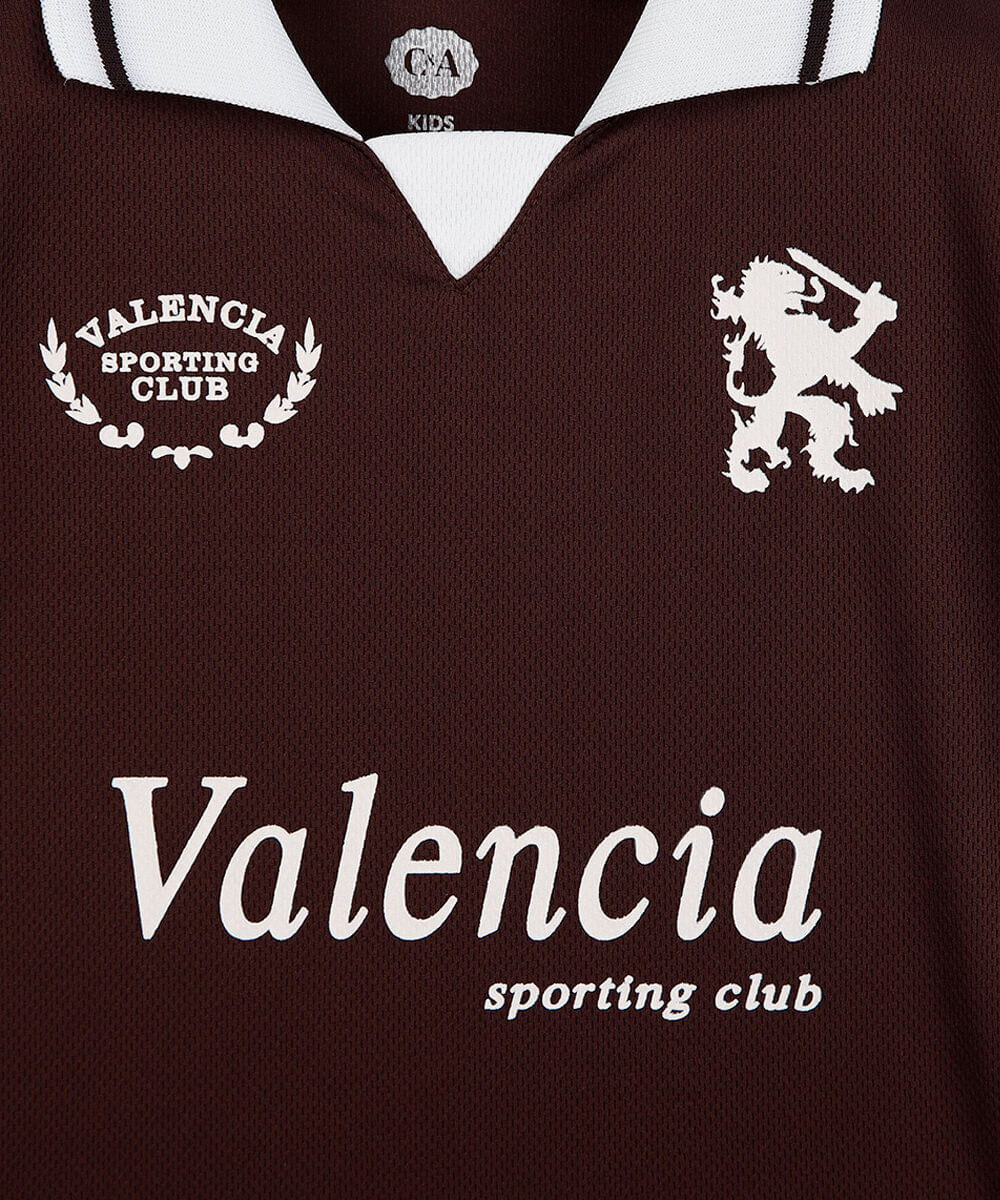camiseta infantil com gola e recorte estampada marrom