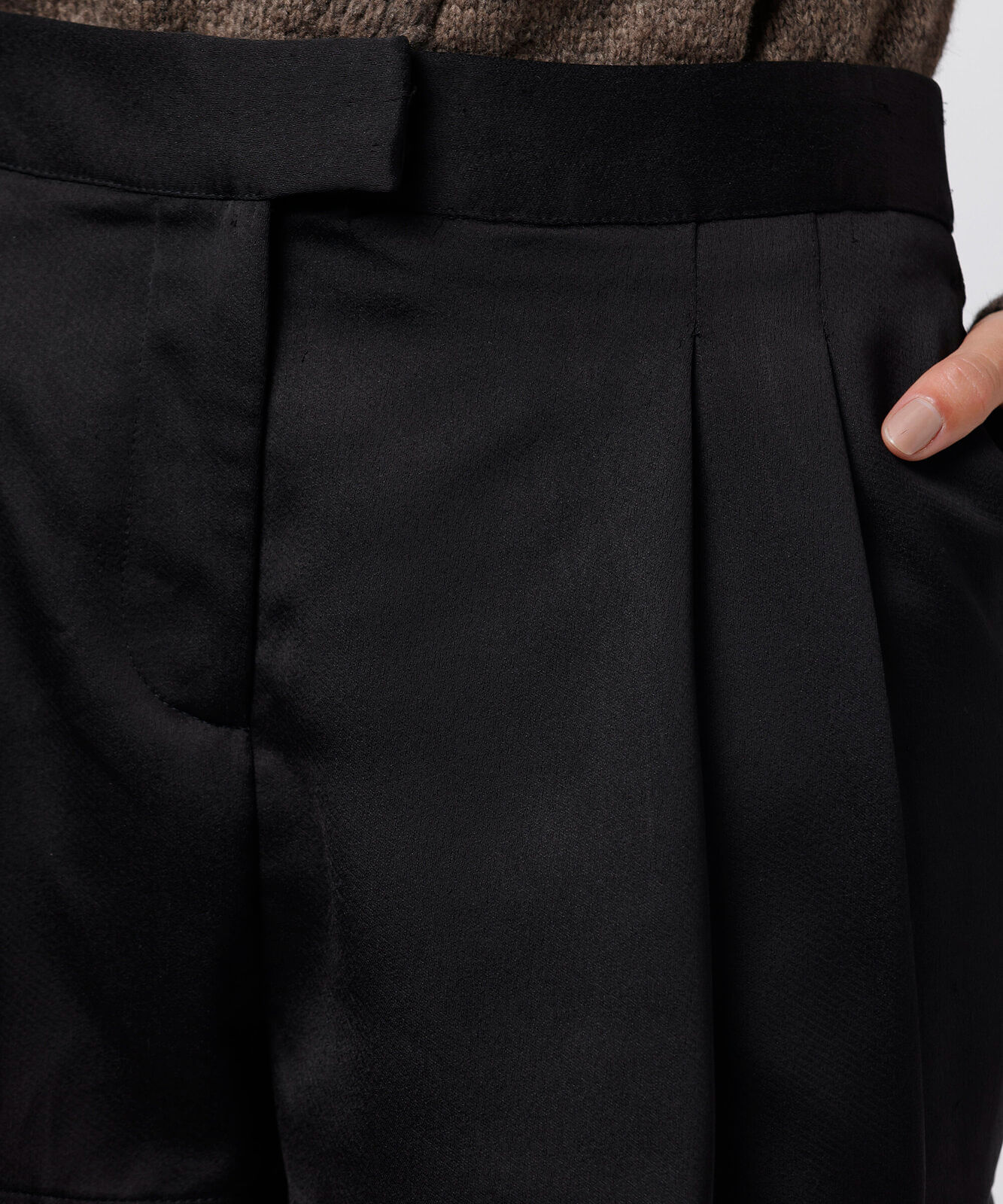 short de alfaiataria feminino com pregas acetinado mindset preto