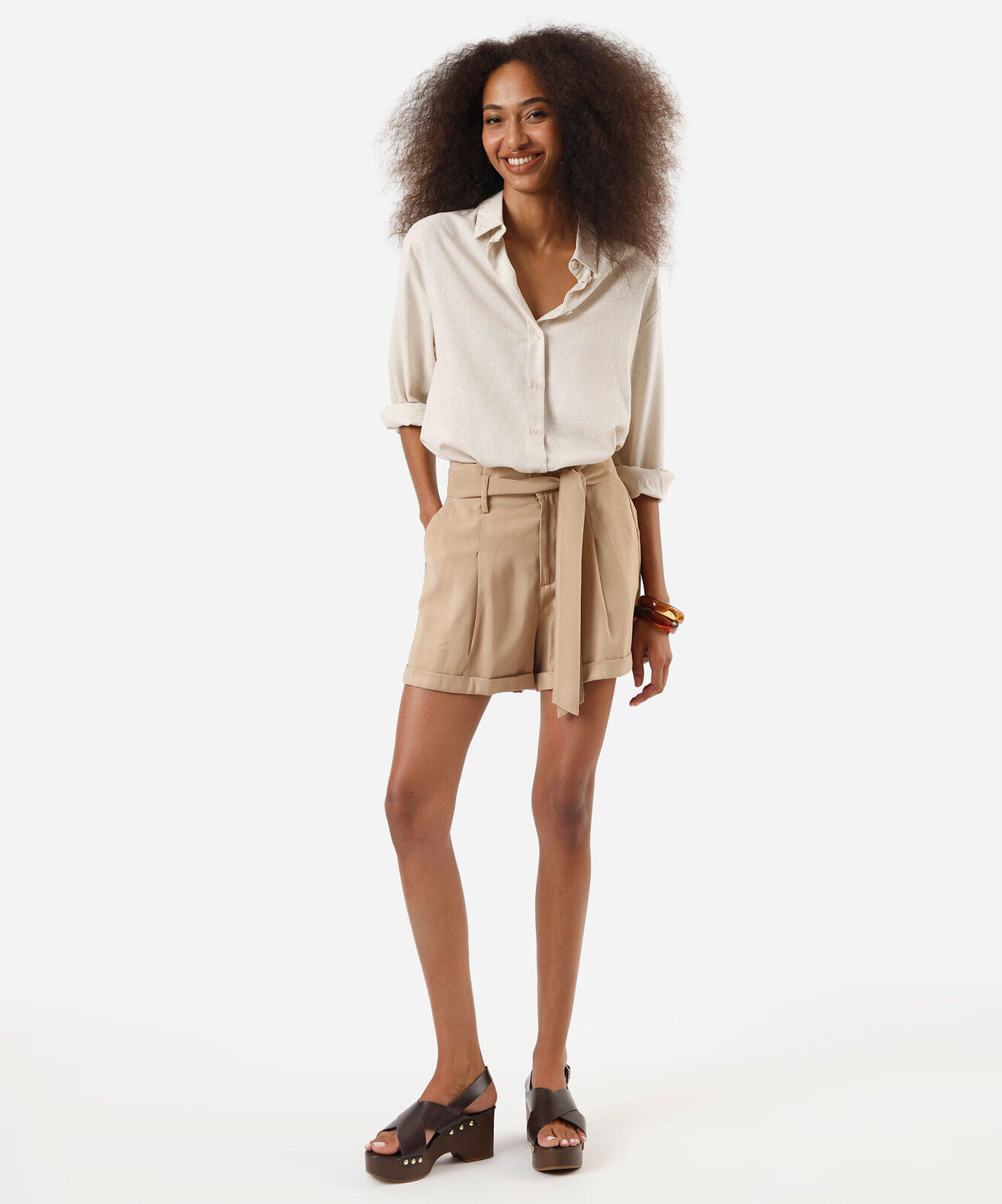 short reto feminino com viscose e faixa marrom