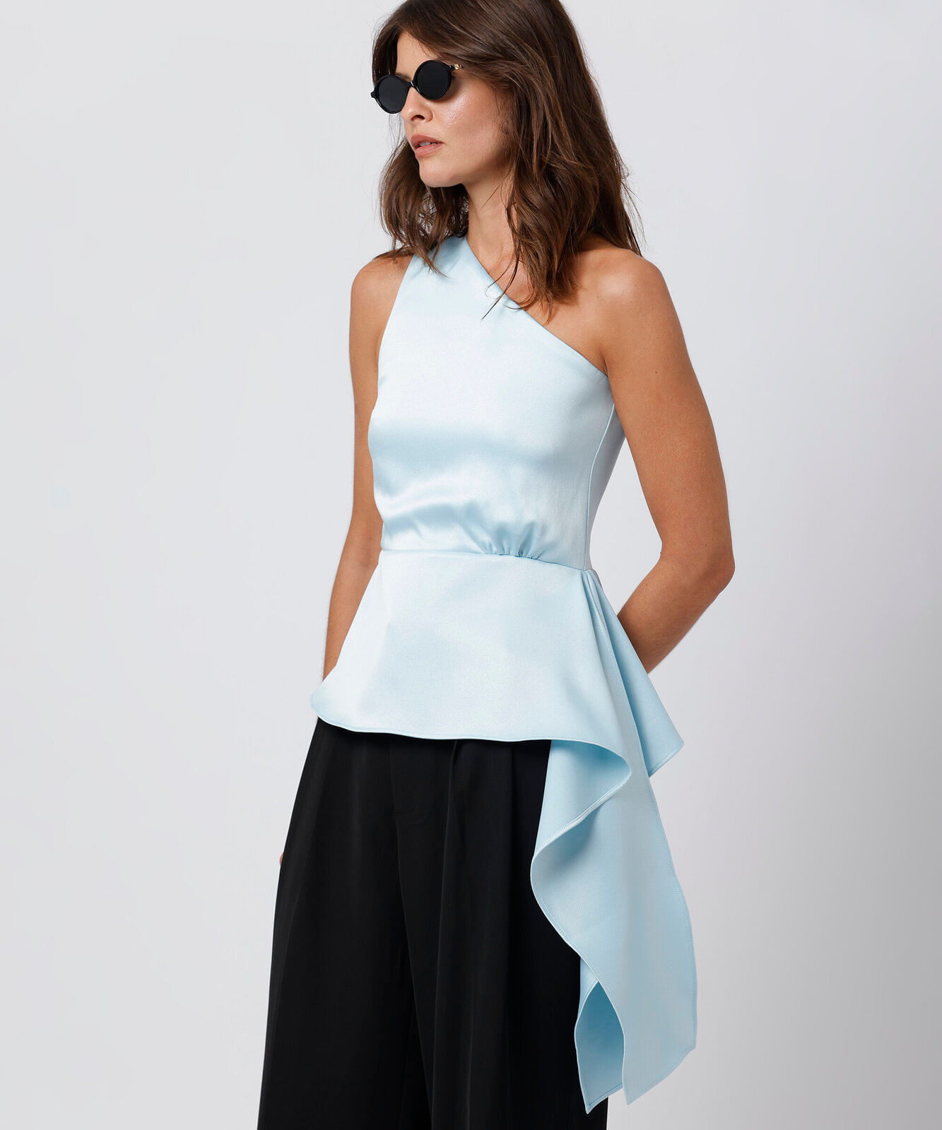 blusa ombro único feminina acetinada mindset azul