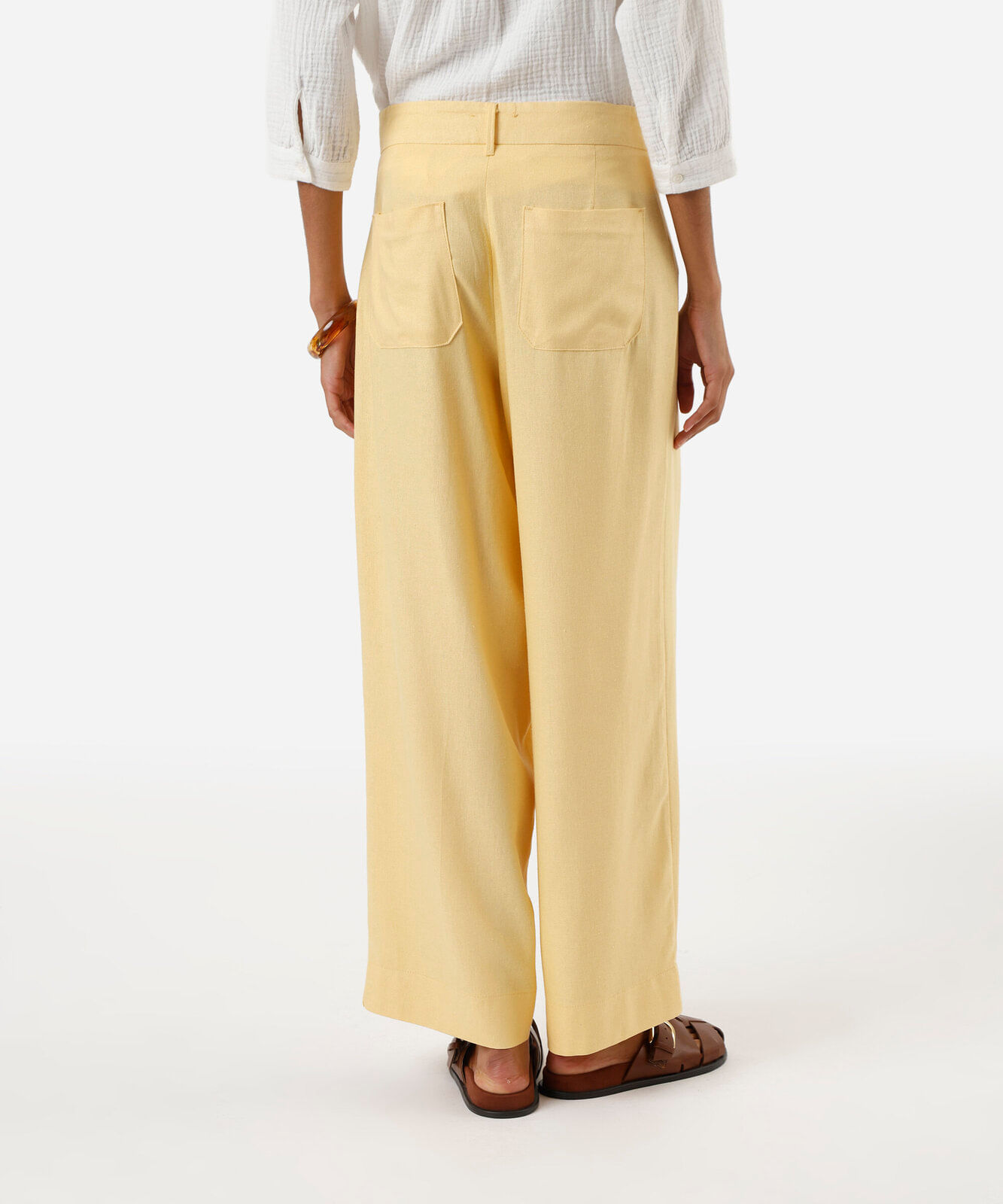 calça feminina wide cropped com bolso frontal amarela
