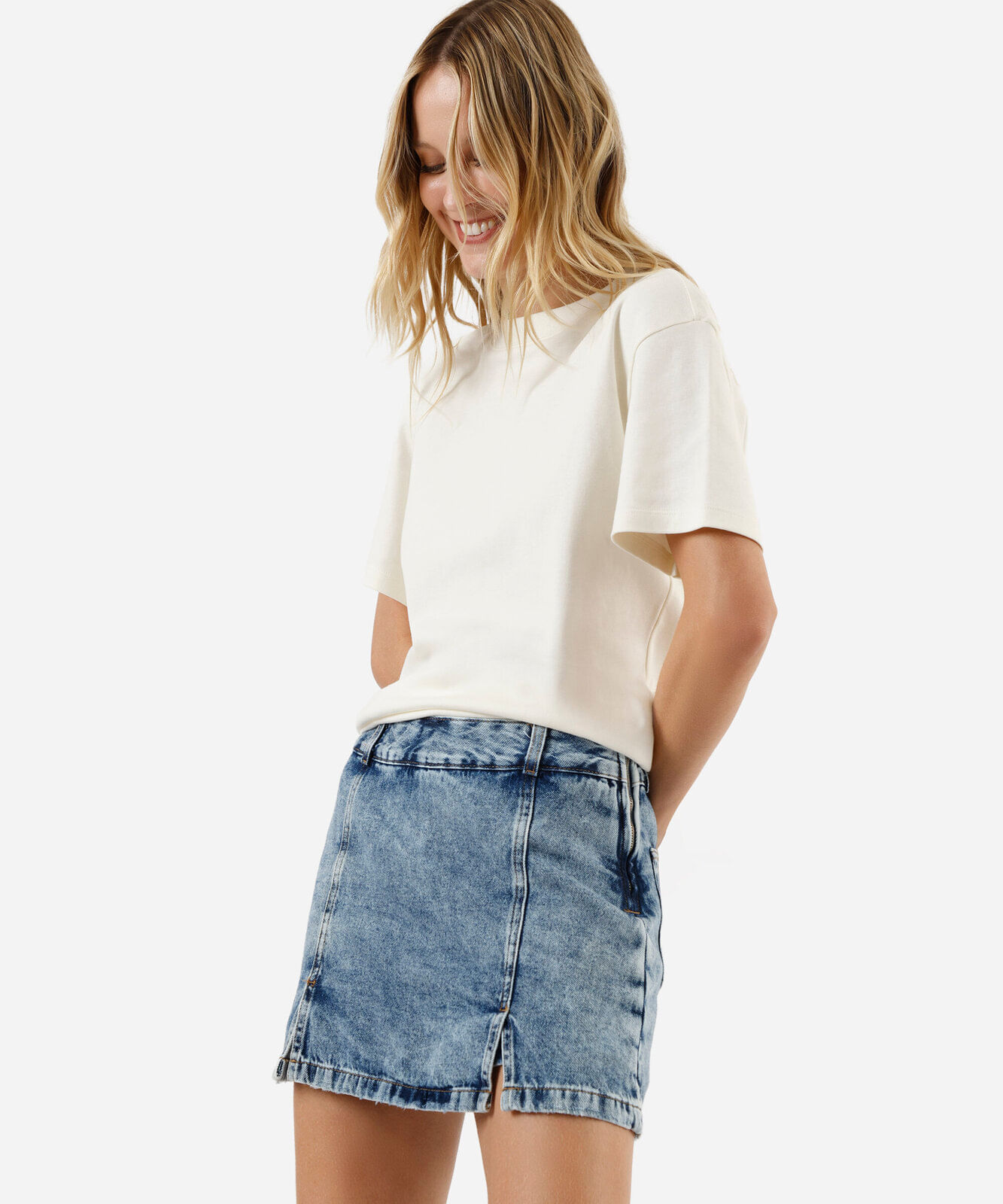 short saia jeans cintura alta com fenda azul