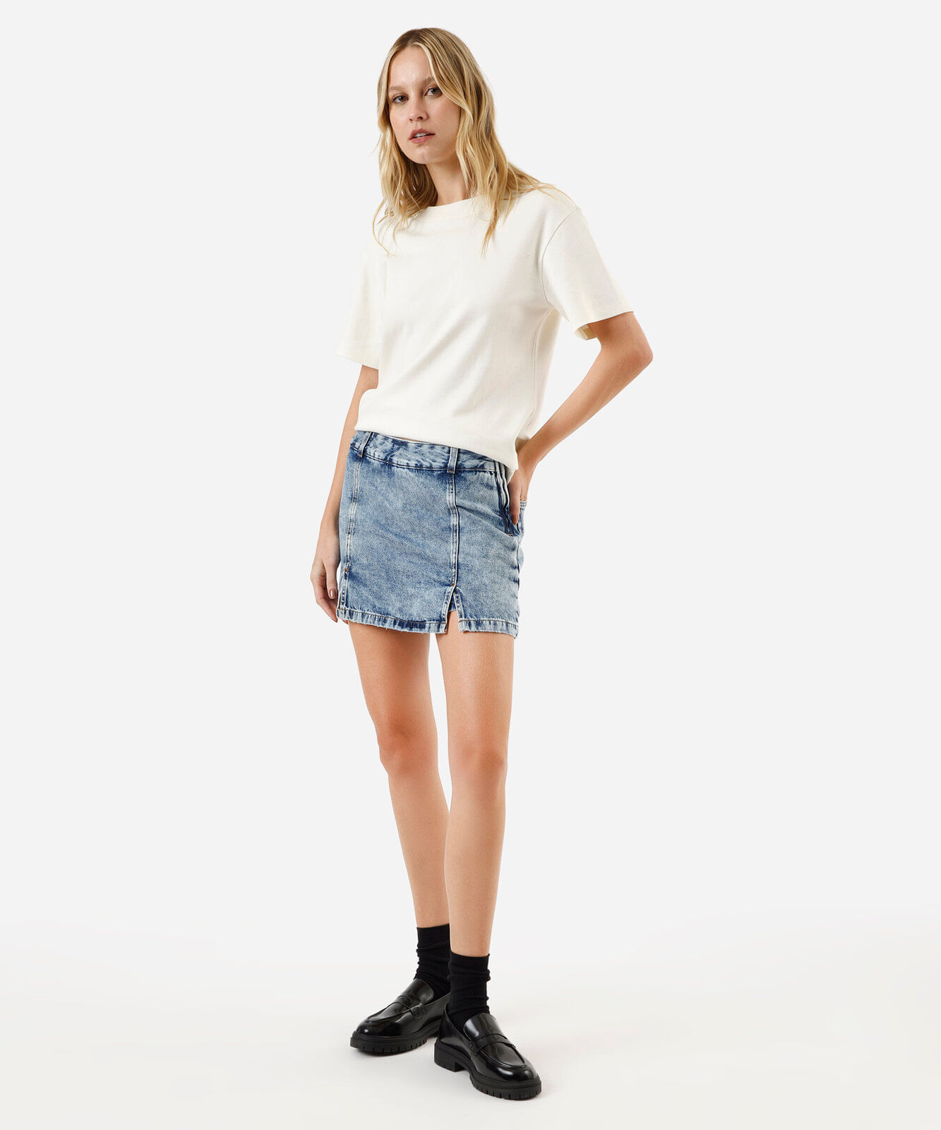 short saia jeans cintura alta com fenda azul