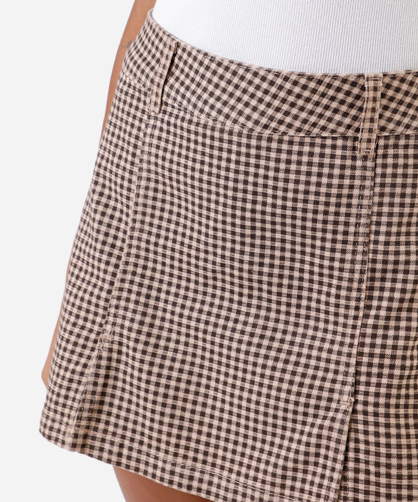 short saia feminino de sarja com fendas xadrez marrom