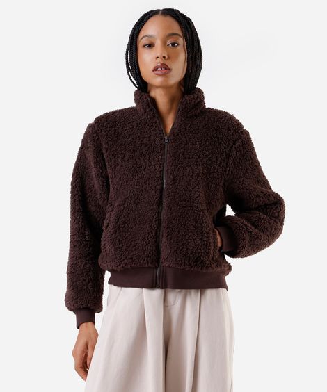 jaqueta de pelo com bolsos gola alta marrom