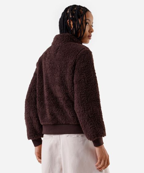 jaqueta de pelo com bolsos gola alta marrom