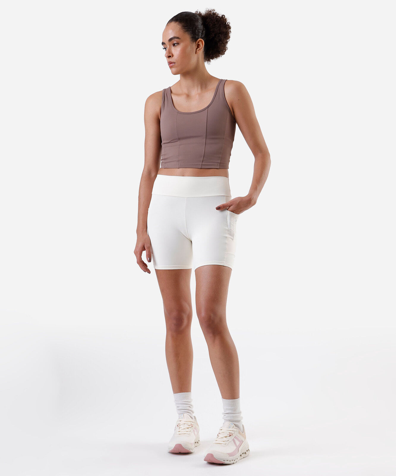 top alongado feminino com recortes esportivo marrom
