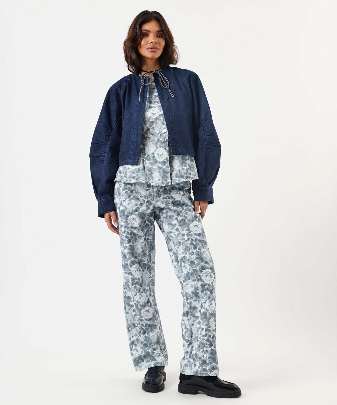calça wide leg slim feminina de sarja floral off white