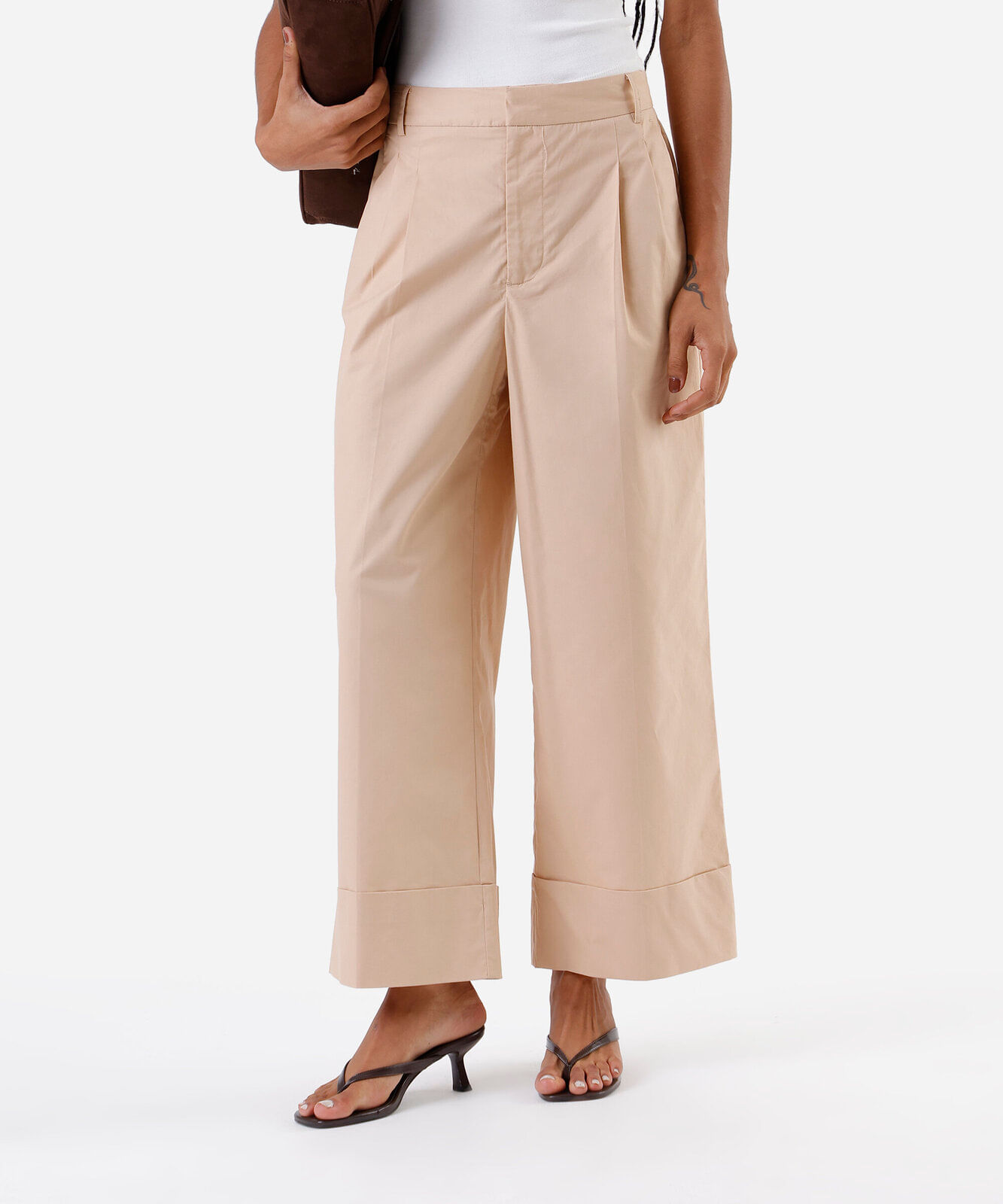 calça wide leg feminina de sarja com pregas e barra italiana bege