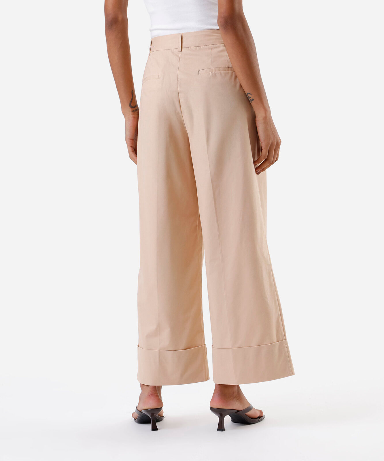 calça wide leg feminina de sarja com pregas e barra italiana bege