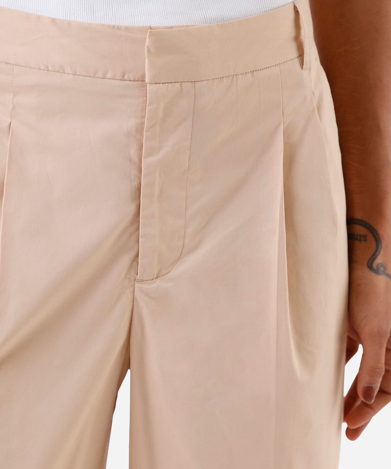 calça wide leg feminina de sarja com pregas e barra italiana bege