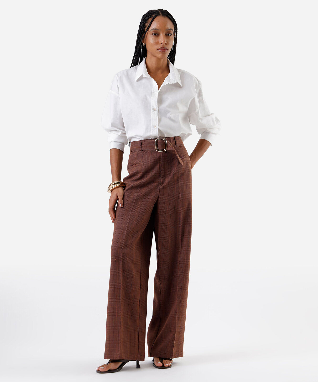 calça de alfaiataria feminina com cinto xadrez marrom