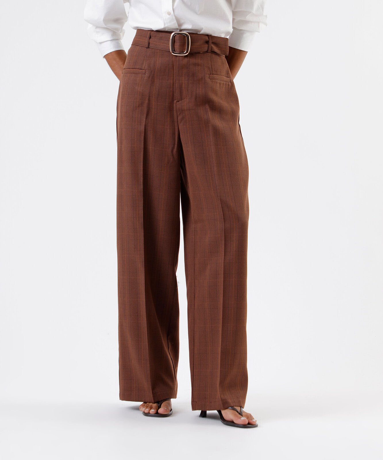 calça de alfaiataria feminina com cinto xadrez marrom