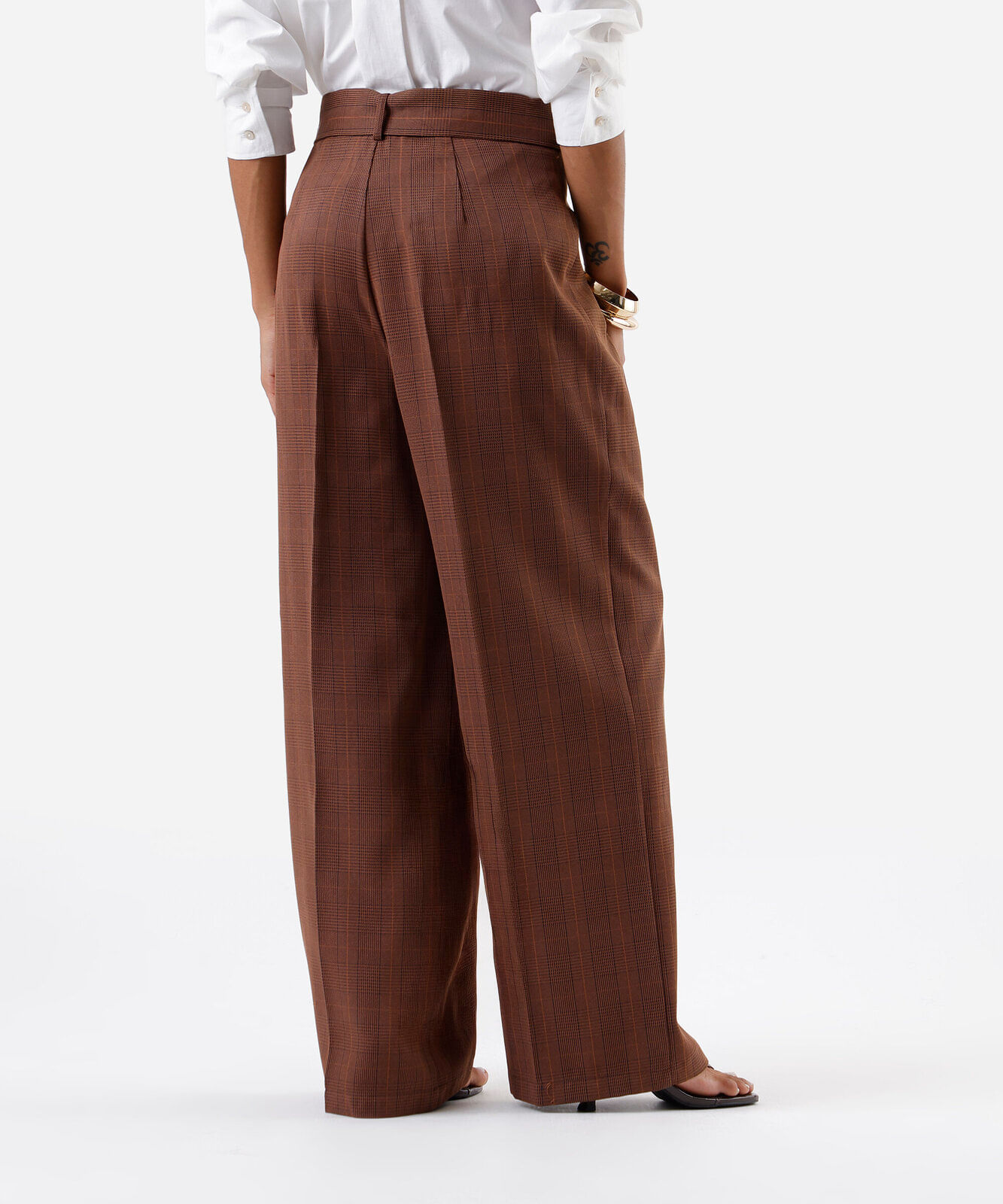 calça de alfaiataria feminina com cinto xadrez marrom