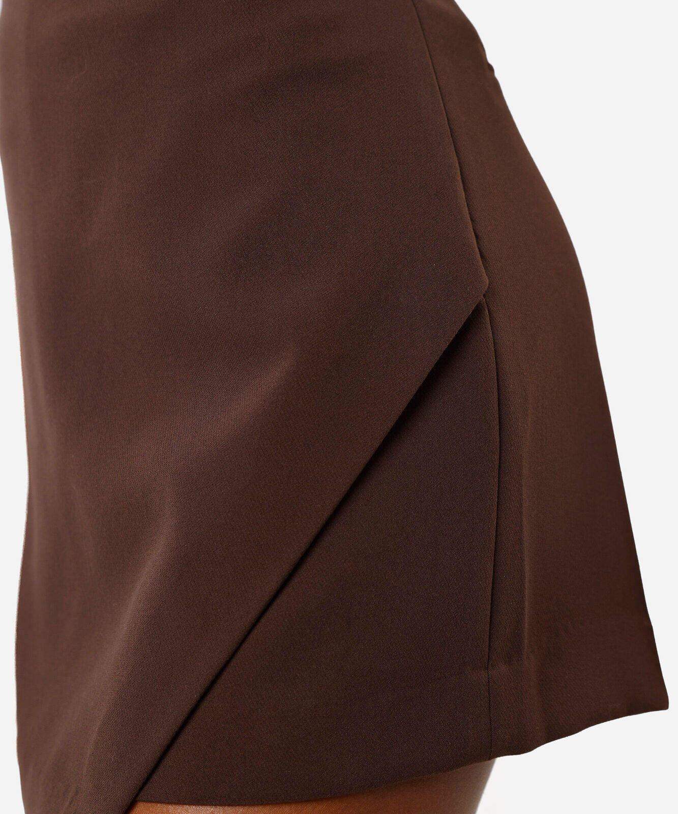 short saia de alfaiataria feminino assimétrico  marrom