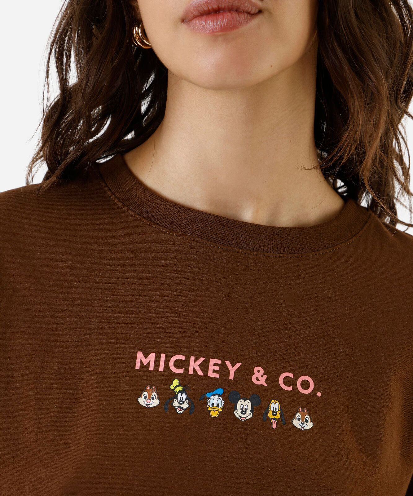 camiseta cropped feminina mickey friends marrom
