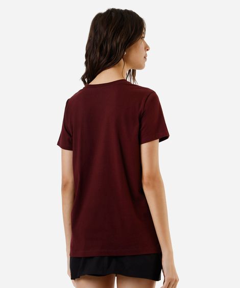 camiseta feminina com algodão estampada vinho