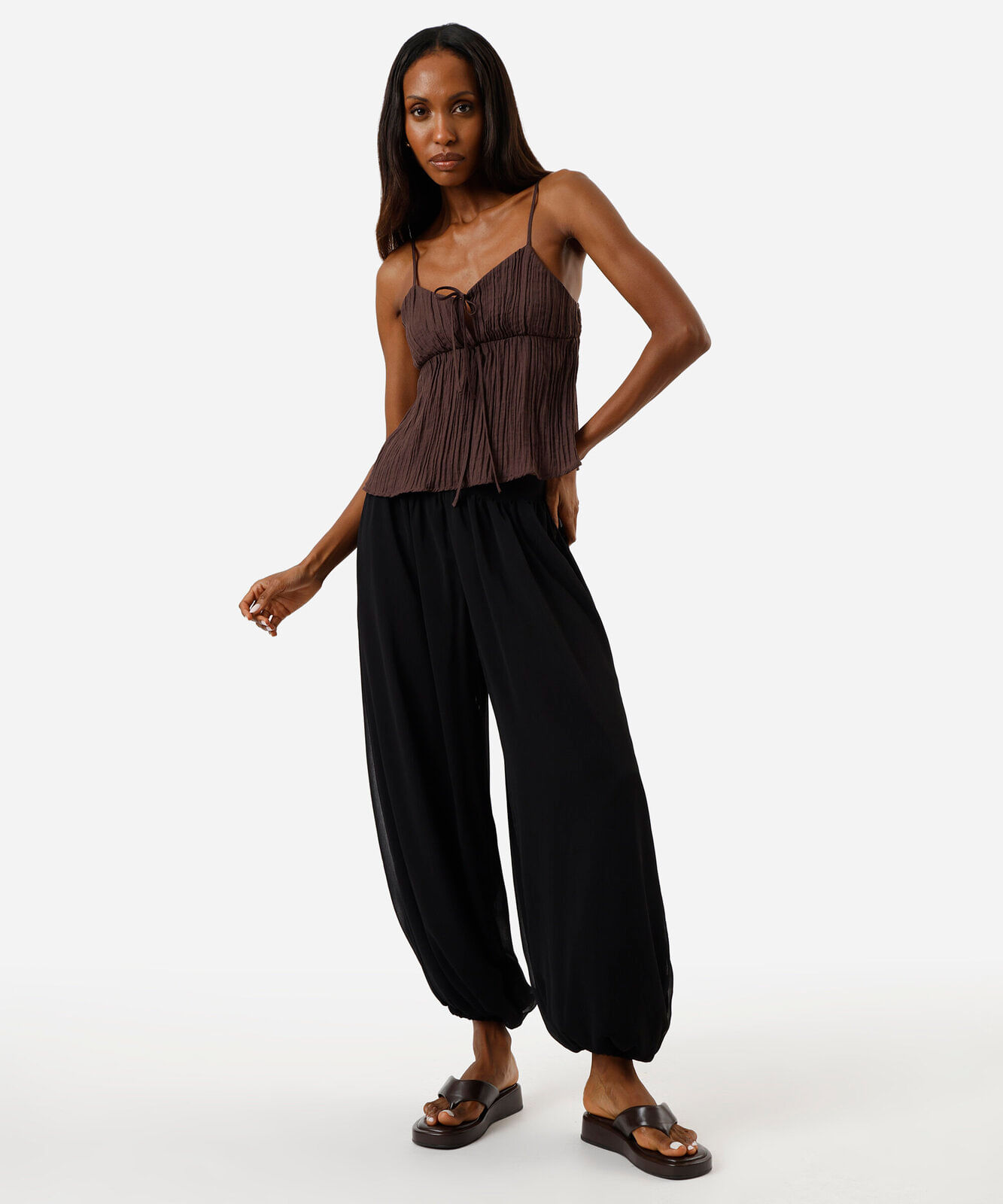 blusa alça fina feminina com liocel texturizada marrom