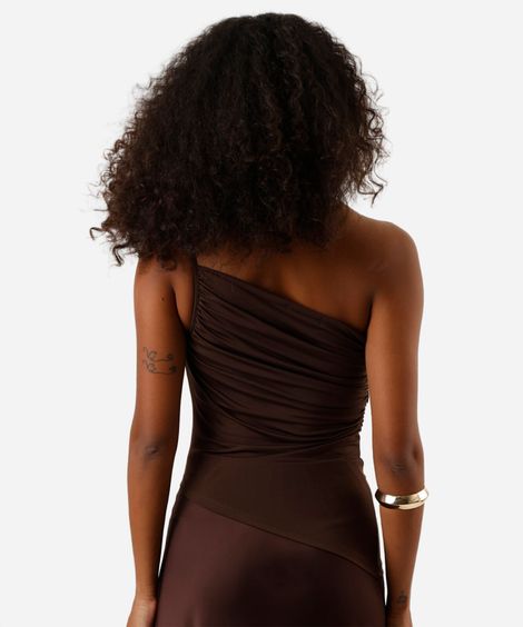 blusa ombro único feminina franzida assimétrica marrom
