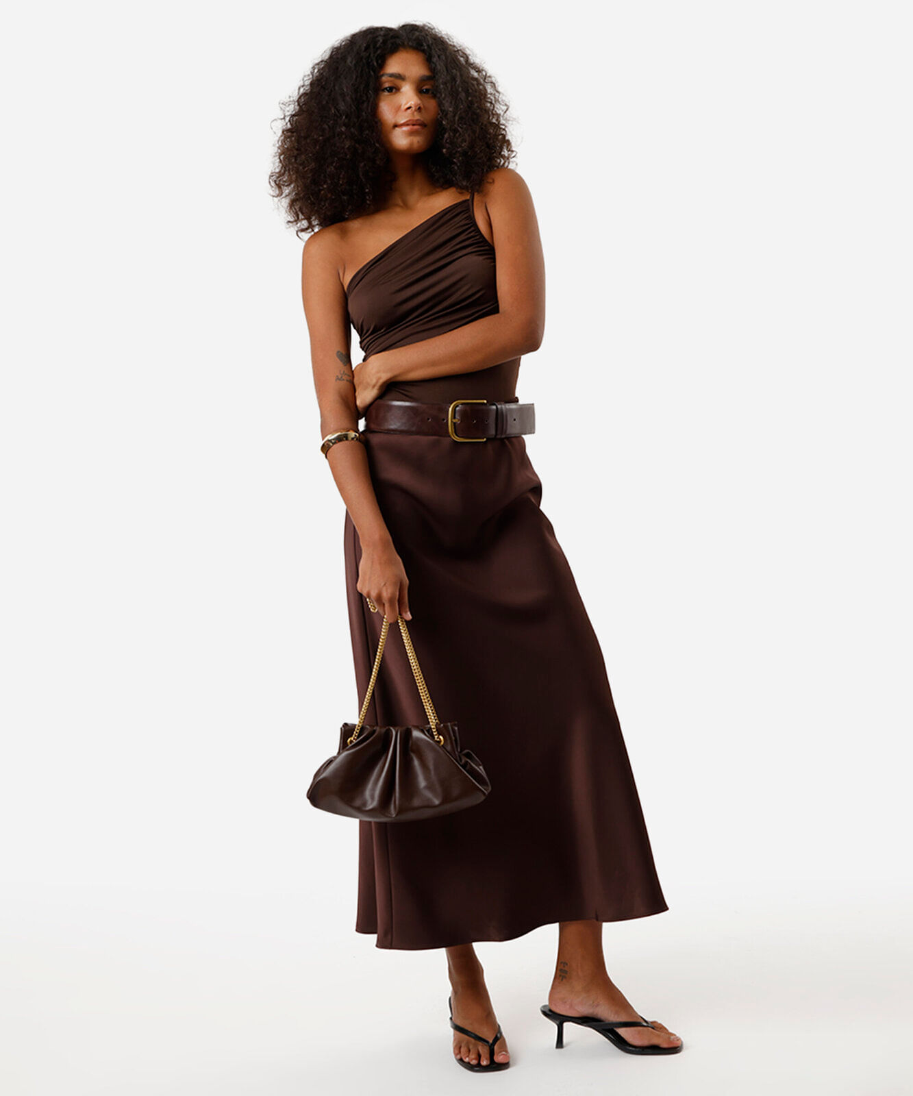 blusa ombro único feminina franzida assimétrica marrom