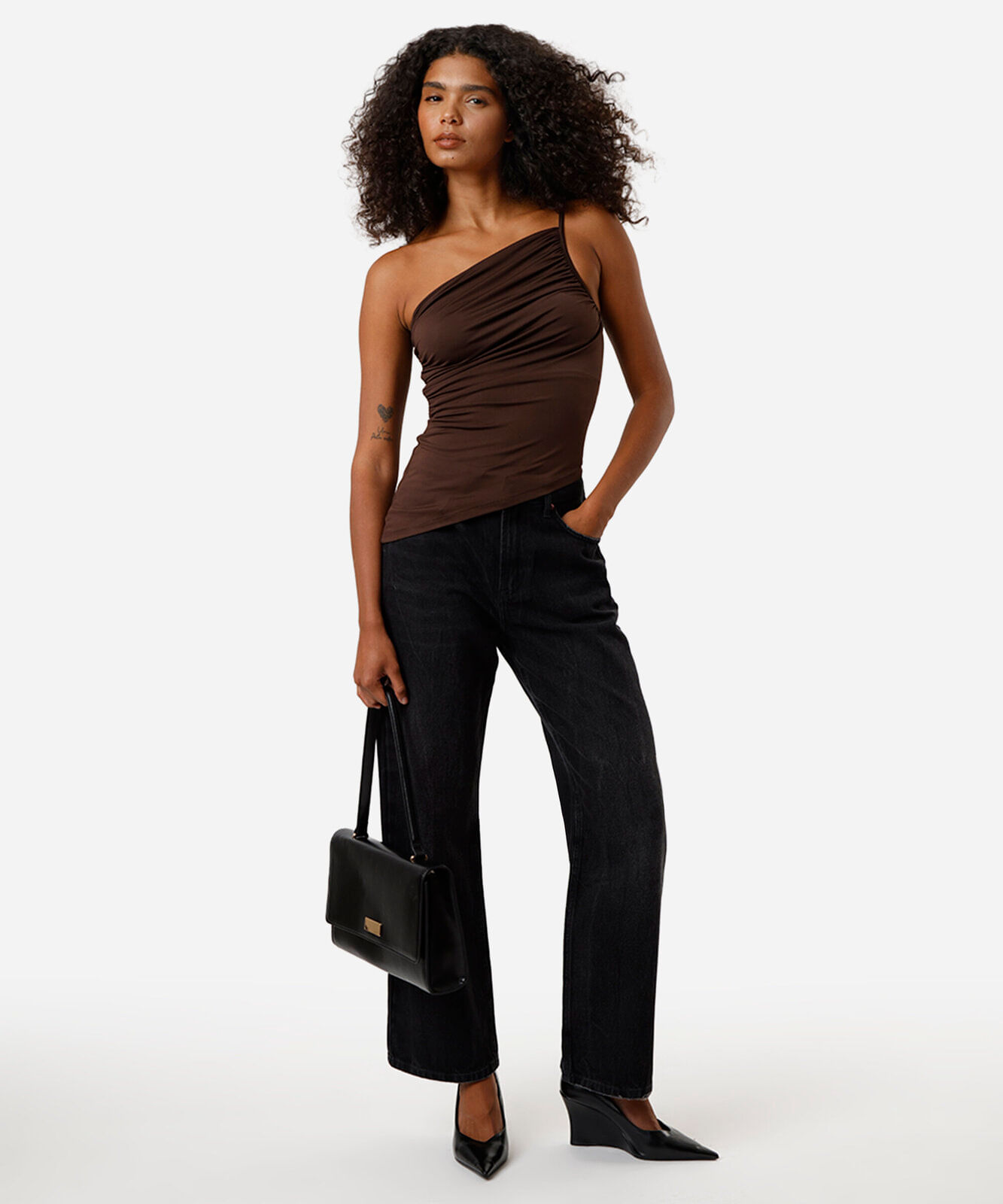 blusa ombro único feminina franzida assimétrica marrom