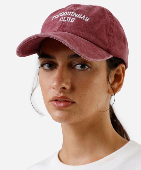 boné aba curva de sarja bordado fofoquinha vinho