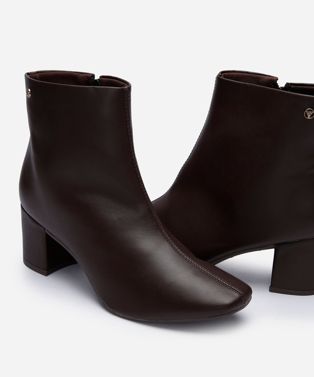 bota cano baixo salto médio via uno marrom