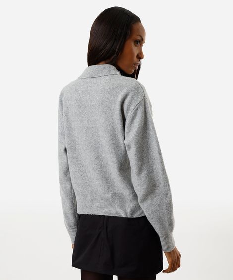 suéter de tricot com pérolas cinza