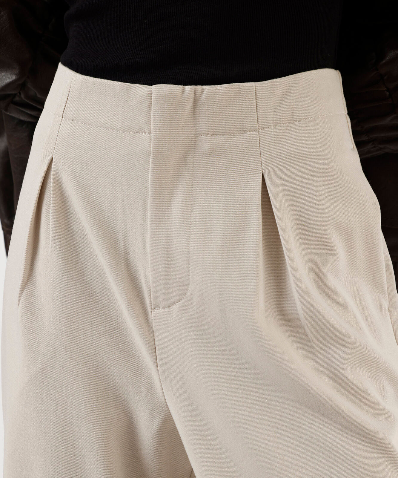 calça de alfaiataria feminina com pregas cintura alta bege