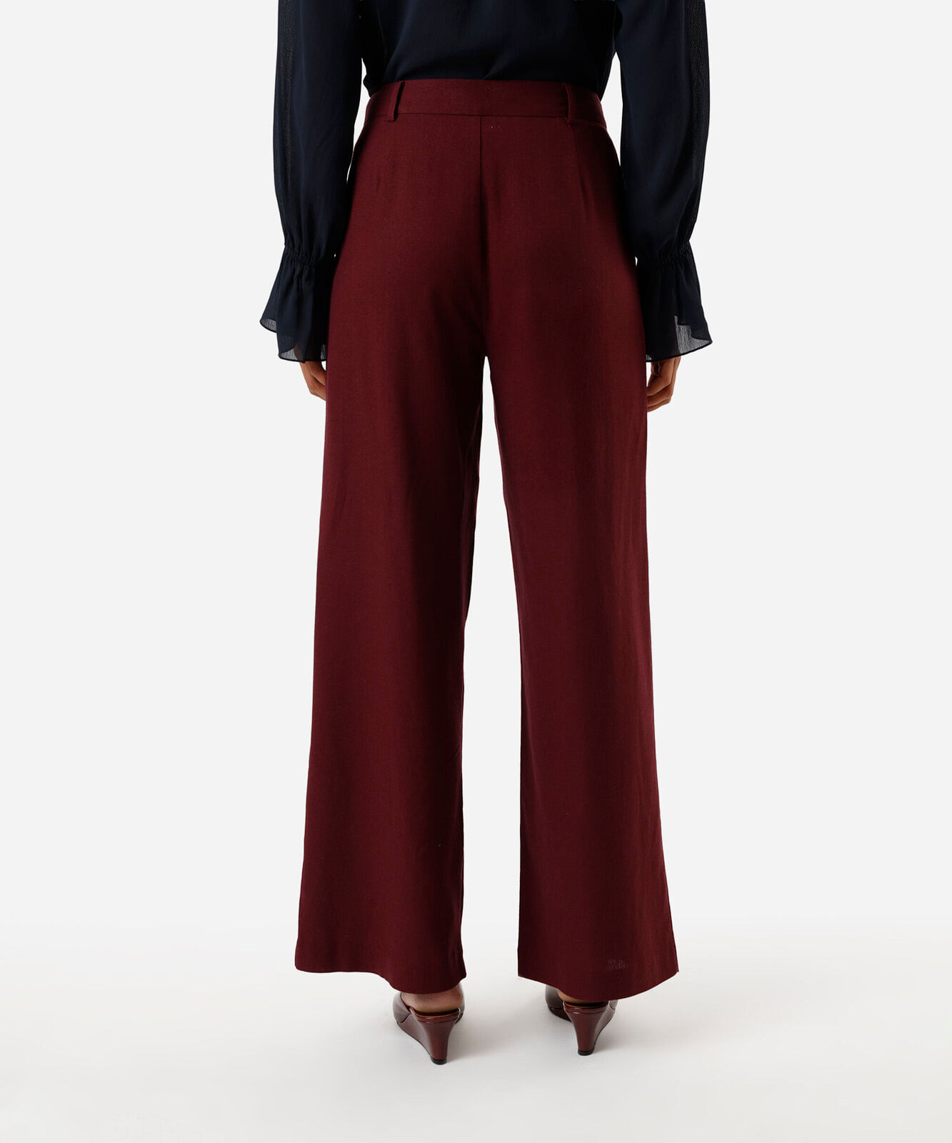 calça wide leg de alfaiataria feminina com linho e pregas vinho
