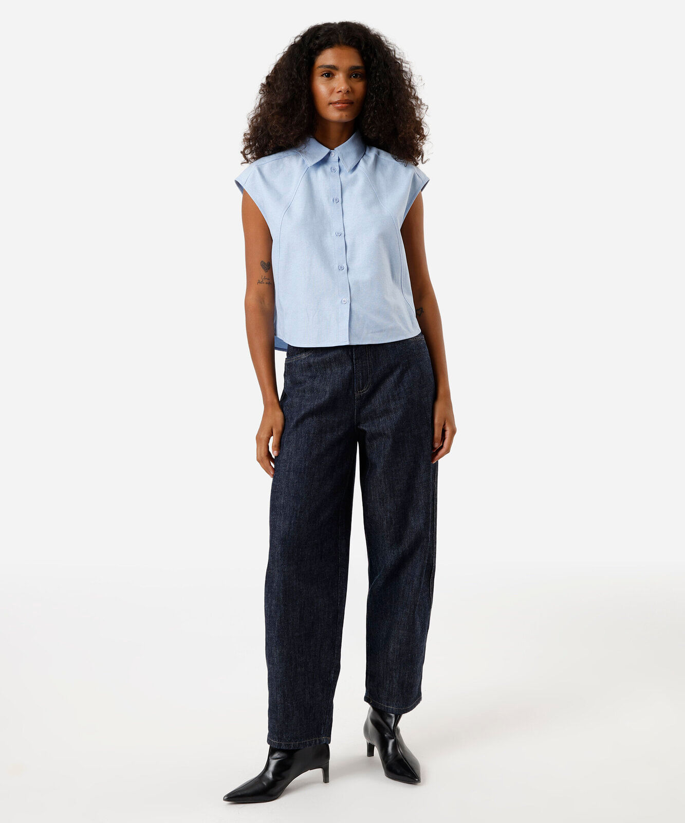 camisa feminina com algodão e recortes azul