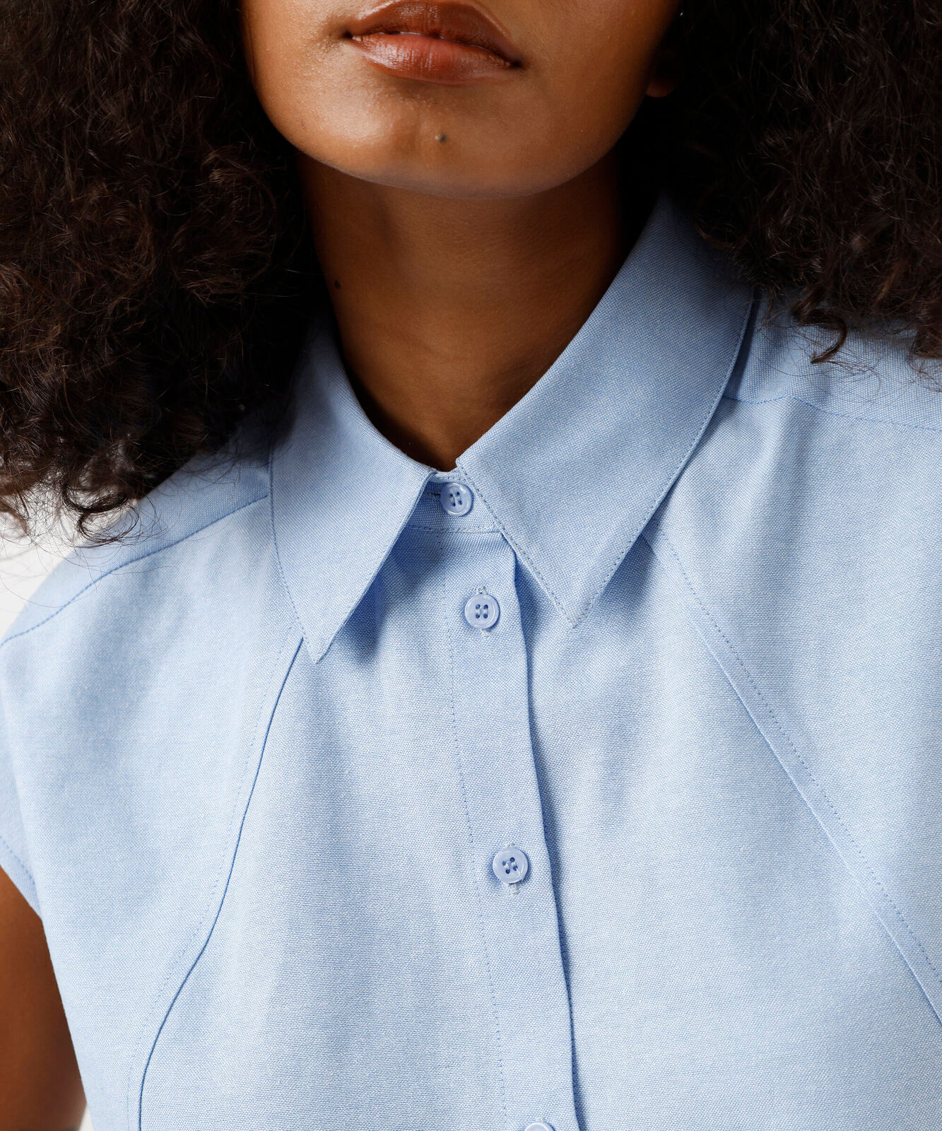 camisa feminina com algodão e recortes azul