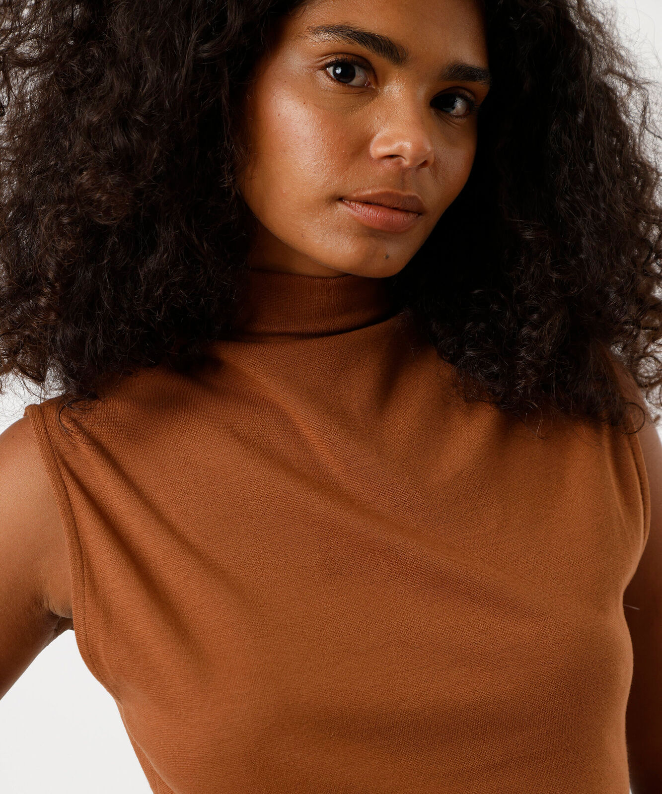 blusa feminina de algodão com gola alta marrom