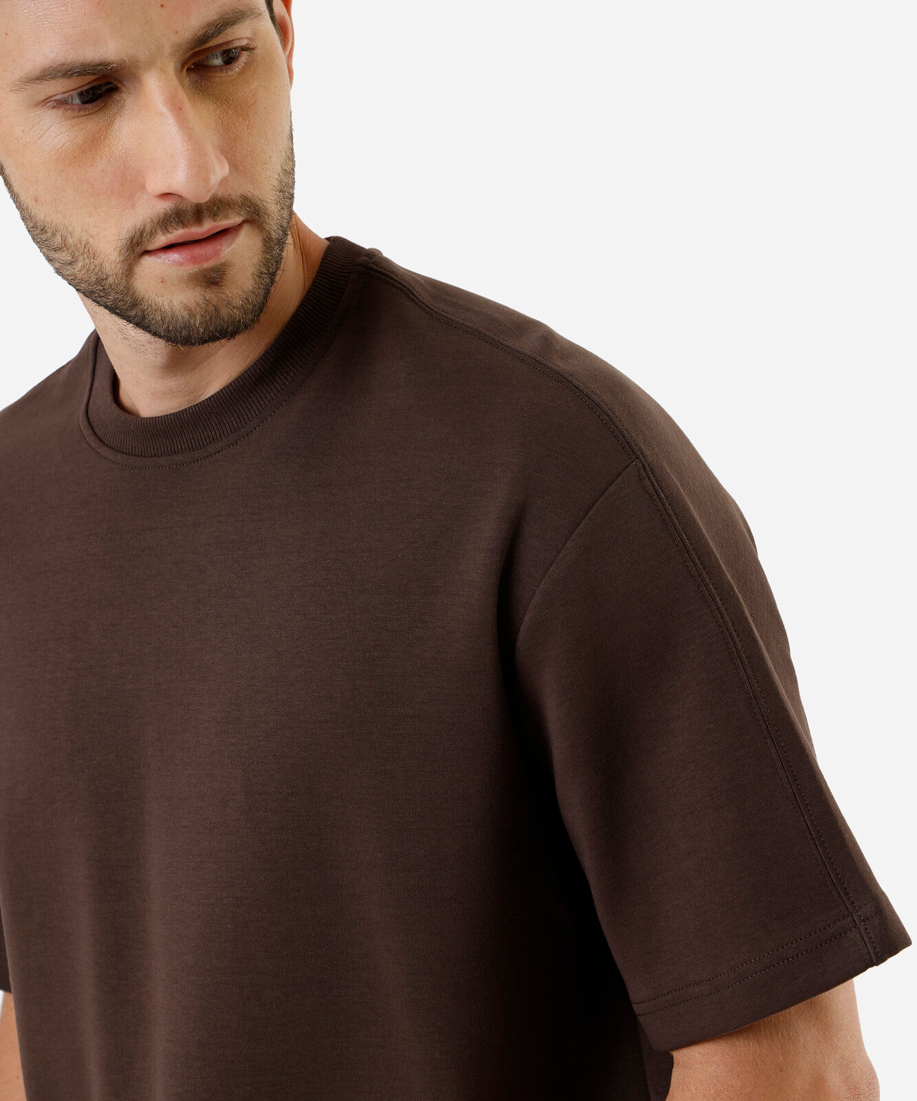 camiseta box fit masculina com algodão e recorte manga curta marrom