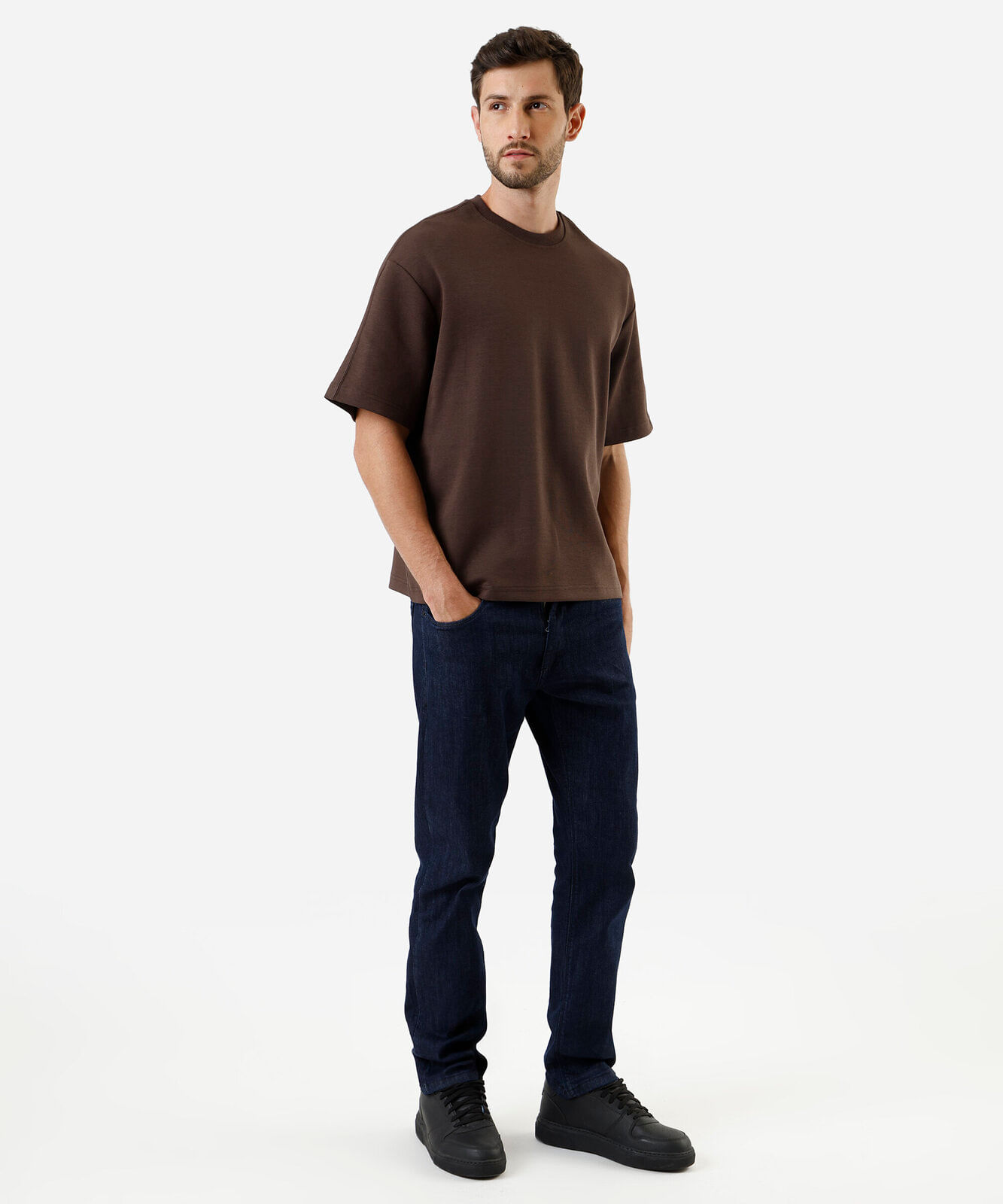 camiseta box fit masculina com algodão e recorte manga curta marrom
