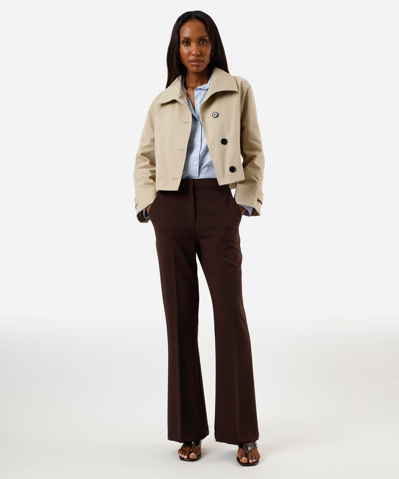 calça flare de alfaiataria feminina com cinto marrom