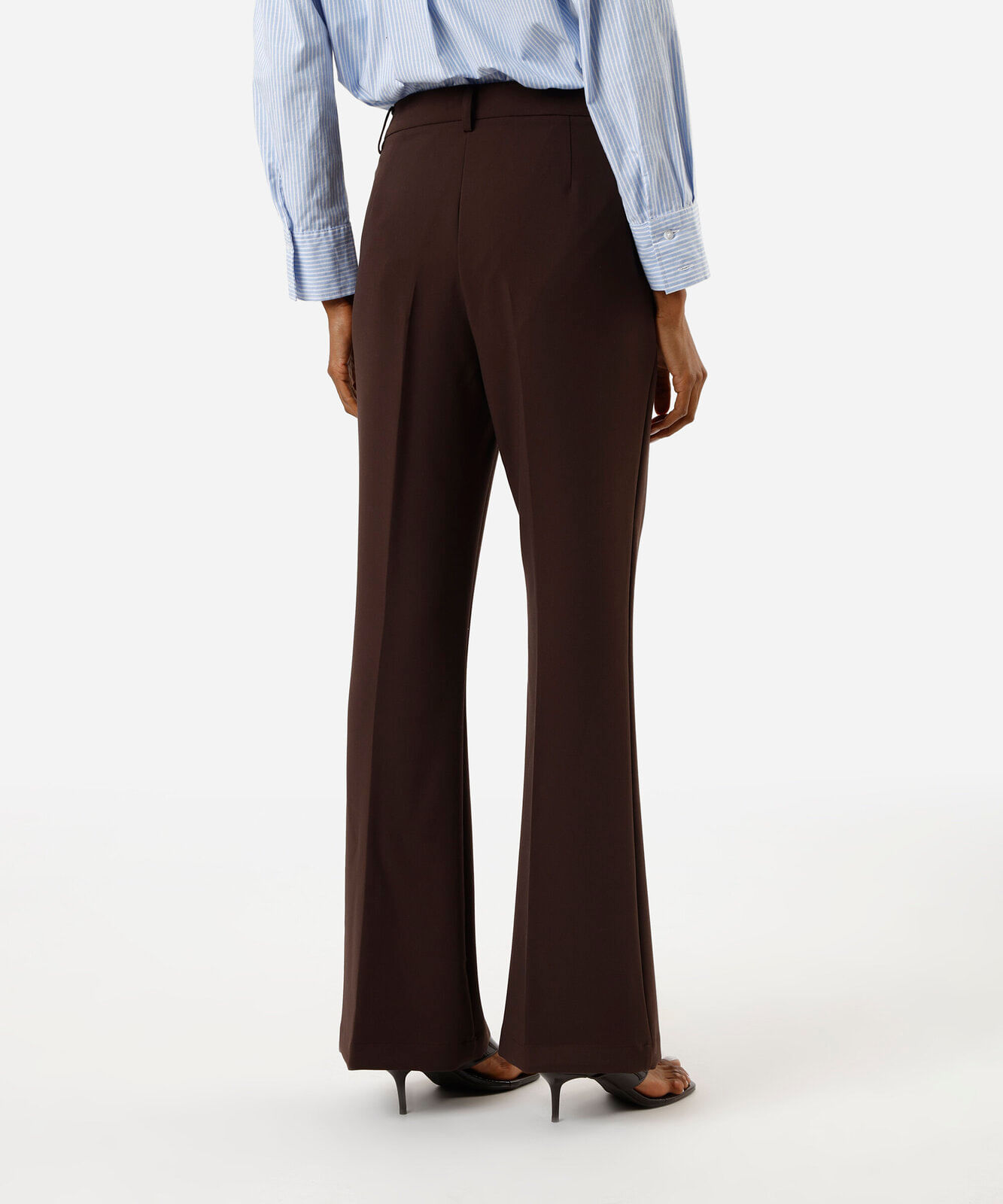 calça flare de alfaiataria feminina com cinto marrom