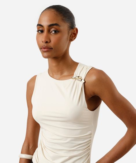 regata feminina com franzidos e aviamento no ombro bege