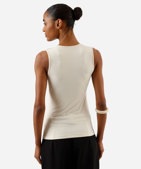 regata feminina com franzidos e aviamento no ombro bege