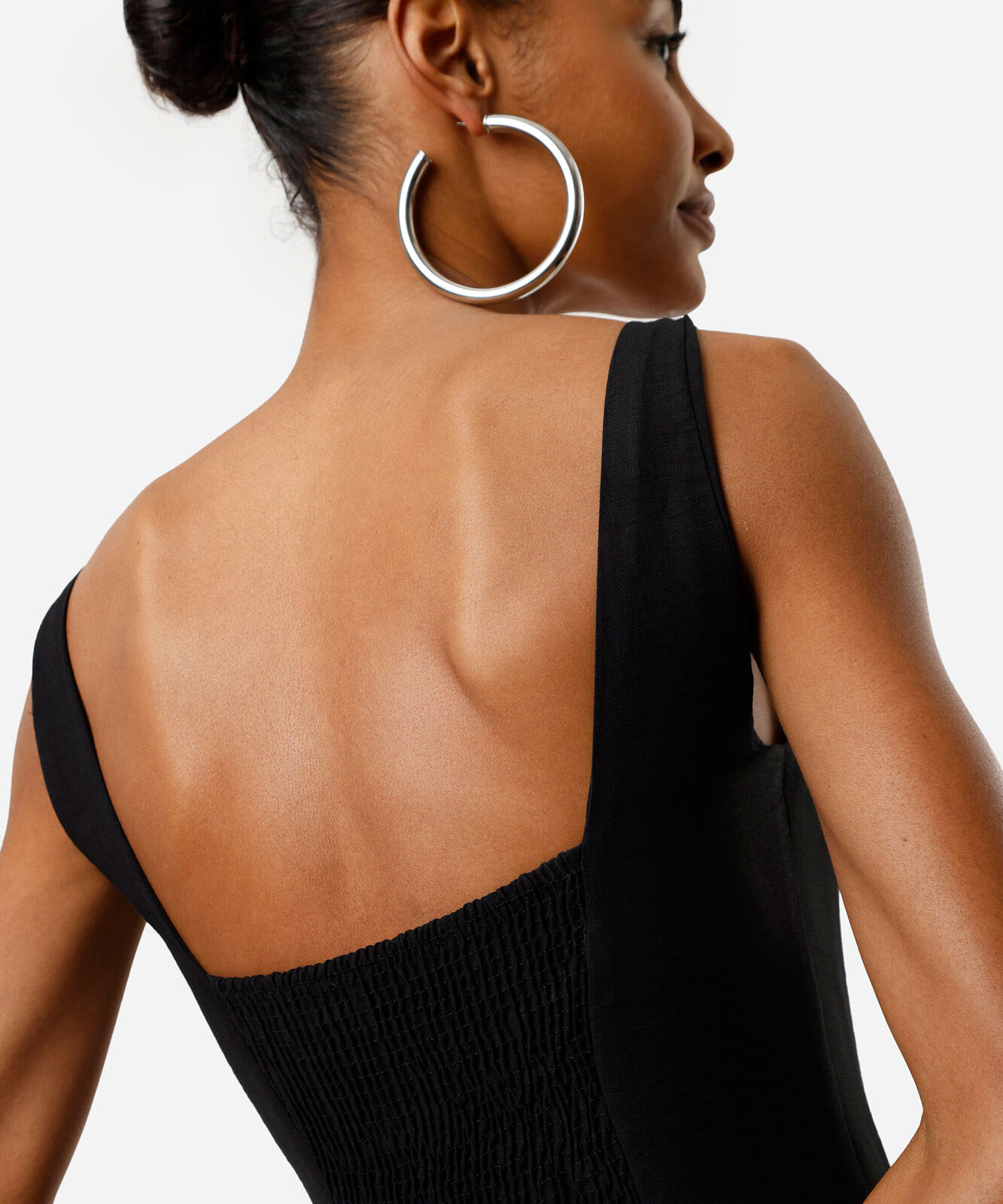 vestido midi evasê feminino com viscose e recortes preto