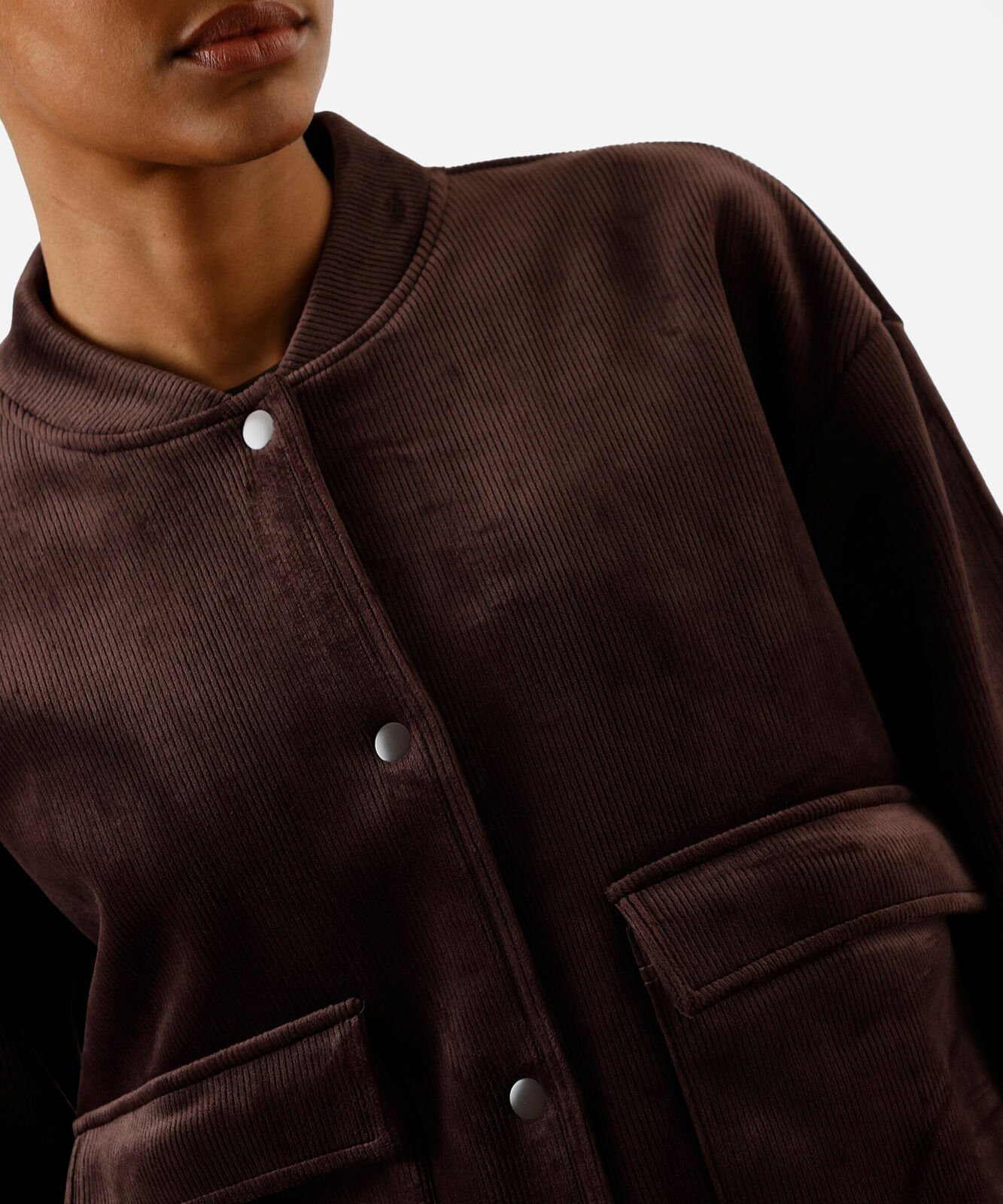 jaqueta bomber feminina de veludo cotelê com bolsos marrom