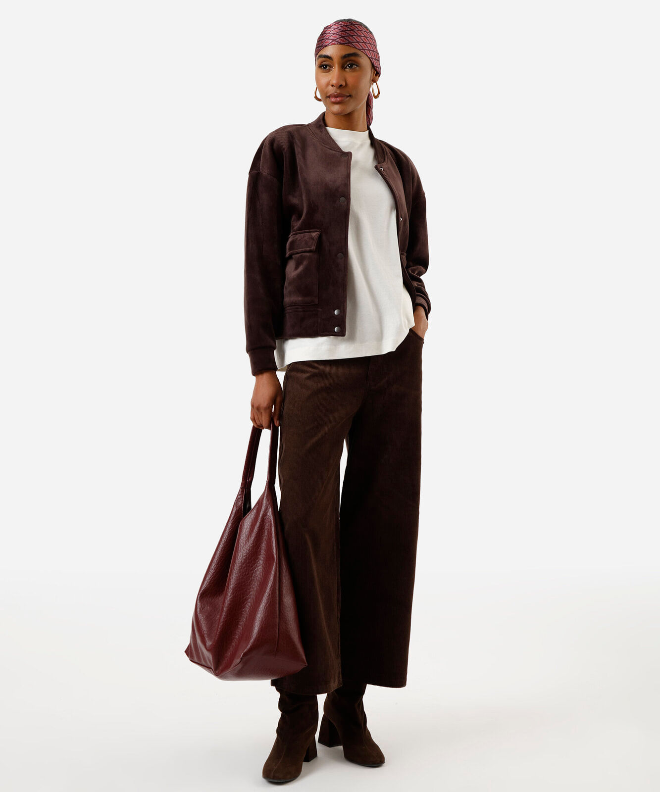 jaqueta bomber feminina de veludo cotelê com bolsos marrom